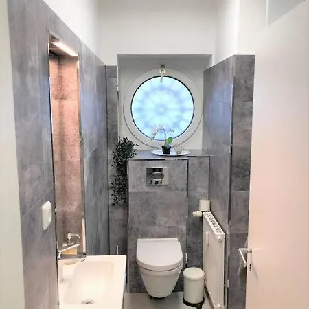 Stilvoll Eingerichtete In Essen-suedviertel Apartment